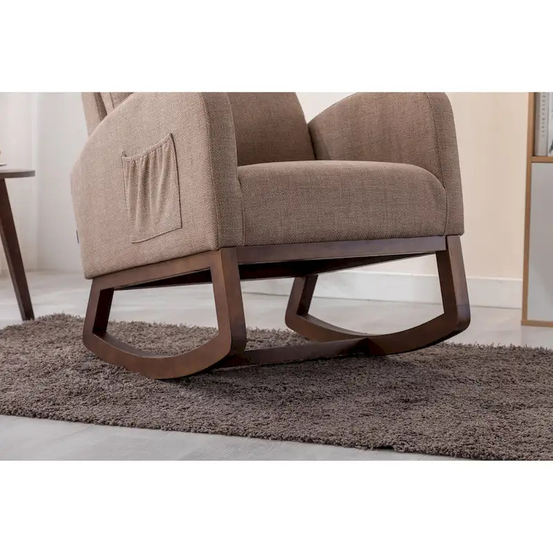 Fauteuil à bascule rembourré avec pieds en bois et poches latérales