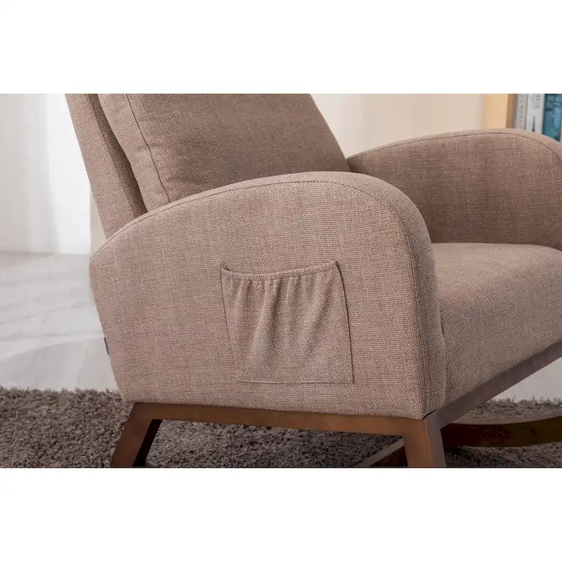 Fauteuil à bascule rembourré avec pieds en bois et poches latérales