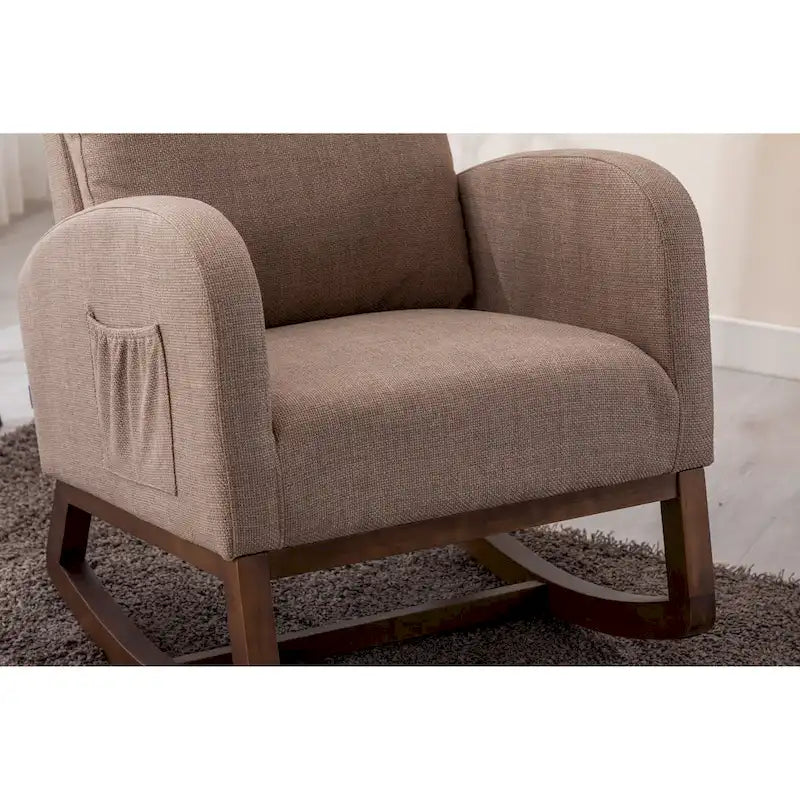 Fauteuil à bascule rembourré avec pieds en bois et poches latérales