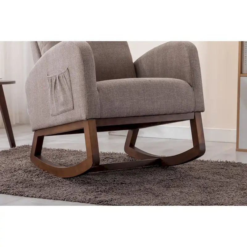 Fauteuil à bascule rembourré avec pieds en bois et poches latérales