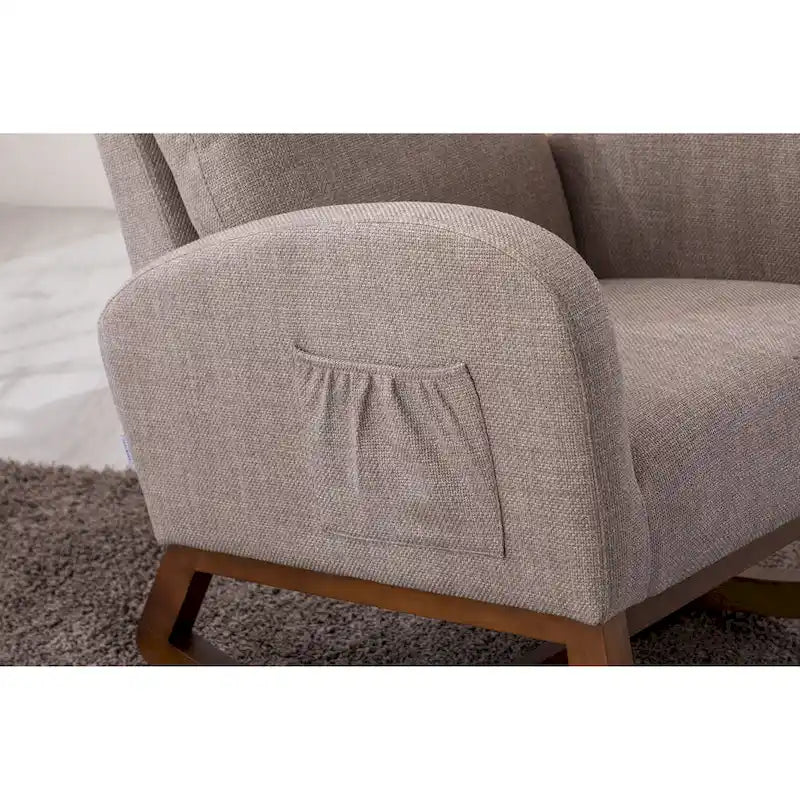 Fauteuil à bascule rembourré avec pieds en bois et poches latérales
